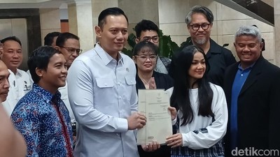 Momen AHY Serahkan Sisa Sertifikat Tanah Ibunda Nirina yang Digelapkan Eks ART