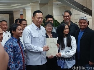 Senyum Nirina Zubir Terima 2 Sertifikat Tanah yang Sempat Jadi Sengketa