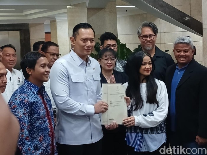 Momen AHY Serahkan Sisa Sertifikat Tanah Ibunda Nirina yang Digelapkan Eks ART