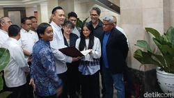 Momen AHY Serahkan Sisa Sertifikat Tanah Ibunda Nirina yang Digelapkan Eks ART Momen AHY Serahkan Sisa Sertifikat Tanah Ibunda Nirina yang Digelapkan Eks ART