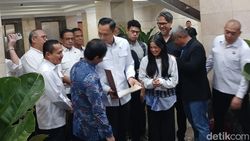 Momen AHY Serahkan Sisa Sertifikat Tanah Ibunda Nirina yang Digelapkan Eks ART Momen AHY Serahkan Sisa Sertifikat Tanah Ibunda Nirina yang Digelapkan Eks ART
