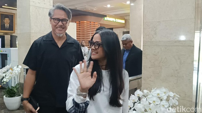 Nirina Zubir datangi kantor Kementerian ATR/BPN (Rizky Adha Mahendra/detikcom)