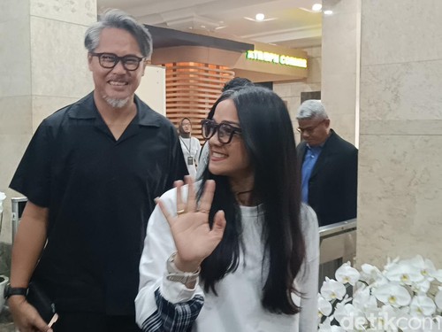 Nirina Zubir datangi kantor Kementerian ATR/BPN (Rizky Adha Mahendra/detikcom)