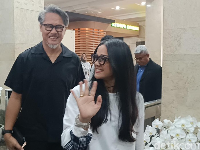 Nirina Zubir datangi kantor Kementerian ATR/BPN (Rizky Adha Mahendra/detikcom)