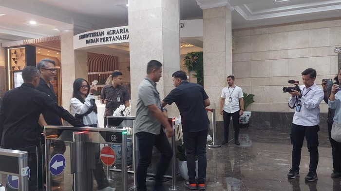 Nirina Zubir sambangi kantor Kementerian ATR/BPN/ Almadinah Putri-detikcom