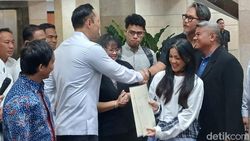 Momen AHY Serahkan Sisa Sertifikat Tanah Ibunda Nirina yang Digelapkan Eks ART Momen AHY Serahkan Sisa Sertifikat Tanah Ibunda Nirina yang Digelapkan Eks ART