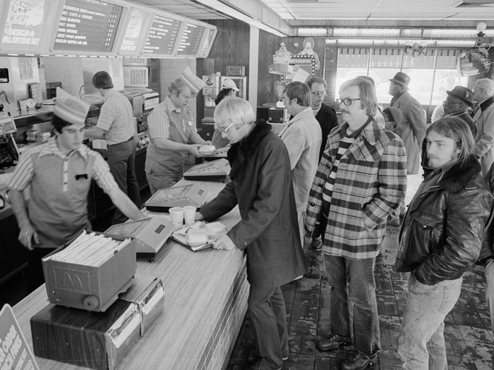 Nostalgia Yuk! Begini Suasana Santap di McDonald's Tahun 1970an Nostalgia Yuk! Begini Suasana Santap di McDonald's Tahun 1970an