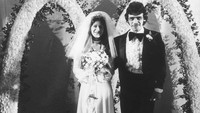 Menikah di McDonalds ternyata bukan tren baru-baru ini, melainkan sudah dari zaman dulu. Ini potret Annette Scaramozza dan Anthony Francis menikah di McDonalds tahun 1975. Foto: Business Insider via MSN