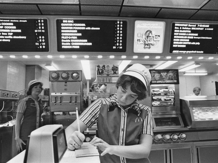 Nostalgia Yuk! Begini Suasana Santap di McDonald's Tahun 1970an Nostalgia Yuk! Begini Suasana Santap di McDonald's Tahun 1970an