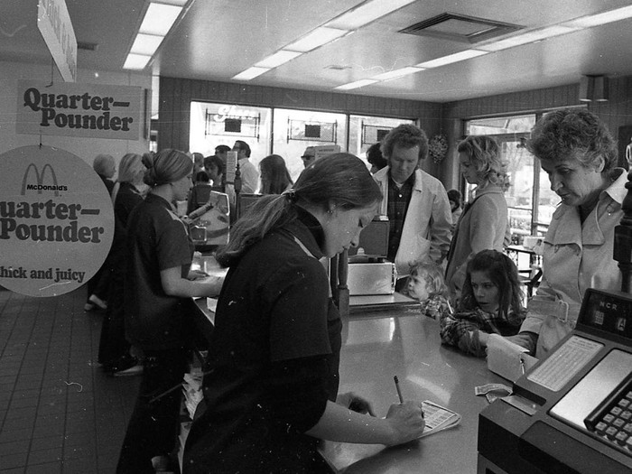Nostalgia Yuk! Begini Suasana Santap di McDonald's Tahun 1970an Nostalgia Yuk! Begini Suasana Santap di McDonald's Tahun 1970an