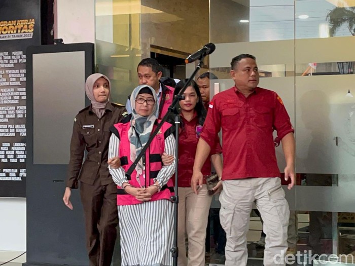 Para tersangka kasus dugaan korupsi terkait emas sebesar 109 ton di PT Antam tahun 2010-2021. (Ondang/detikcom).