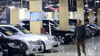 Menurut penuturan beberapa pedagang di kawasan Blok M, penjualan mobil bekas masih sangat bergairah.  