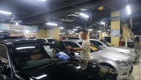 Menurut para pedagang, harga yang lebih terjangkau membuat para pembli lebih melirik mobil bekas.  
