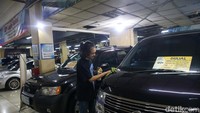 Sementara itu penjualan pada mobil baru cendrung turun. Menurut data Gabungan Industri Kendaraan Bermotor Indonesia (Gaikindo) penjualan mobil Indonesia pada April 2024 mengalami penurunan. Bahkan penjualan bulan April 2024 hanya mencapai 48.637 unit, sedangkan penjualan mobil pada Maret 2024 mencapai 82.088 unit.  