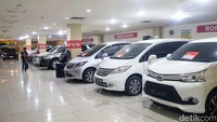 Jejeran mobil bekas terpampang di kawasan Blok M, Jakarta Selatan, Rabu (29/5/2024).  