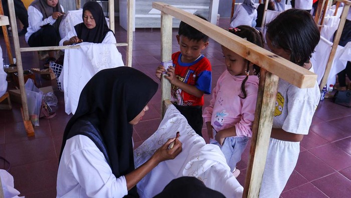 Pelatihan membatik untuk peningkatan kesejahteraan masyarakat Warga mengikuti pelatihan membatik di Songgon, Banyuwangi, Jawa Timur, Selasa (28/5/2024). Pelatihan membatik yang digelar oleh Dinas Tenaga Kerja, Transmigrasi dan Perindustrian (Disnakerin) Banyuwangi tersebut diikuti 40 peserta untuk memberikan keterampilan sebagai upaya peningkatan ekonomi dan kesejahteraan masyarakat. ANTARA FOTO/Budi Candra Setya/rwa.