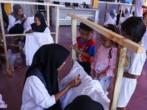 Warga Banyuwangi Dilatih Membatik