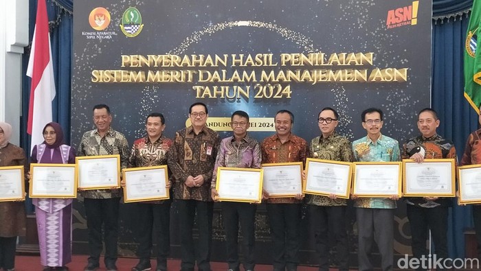 Pemberian penghargaan hasil penilaian sistem merit dalam manajemen ASN tahun 2024.