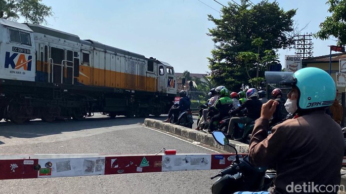 Penampakan pelanggar lalu lintas saat hendak lintasi Pintu Perlintasan KA Jalan Ahmad Yani, Kota Bandung.