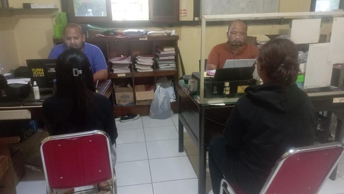 Petugas kepolisian memeriksa dua gadis remaja yang mencuri sepeda motor di area parkir belakang Rita Supermall Purwokerto. Foto diunggah Rabu (29/5/2024).