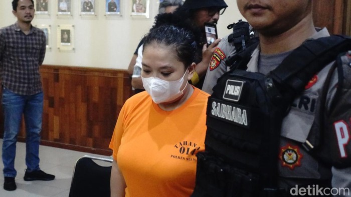 Pemilik salon berinisial YA yang menipu dengan menjanjikan pekerjaan ditangkap polisi. Foto diunggah Rabu (29/5/2024).