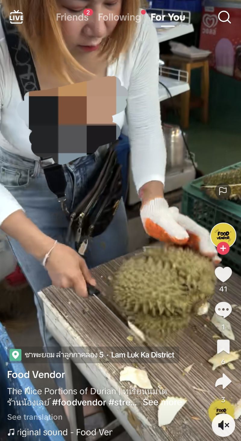 Jago Belah Duren! Penjual Seksi Ini Jadi Sorotan Warganet