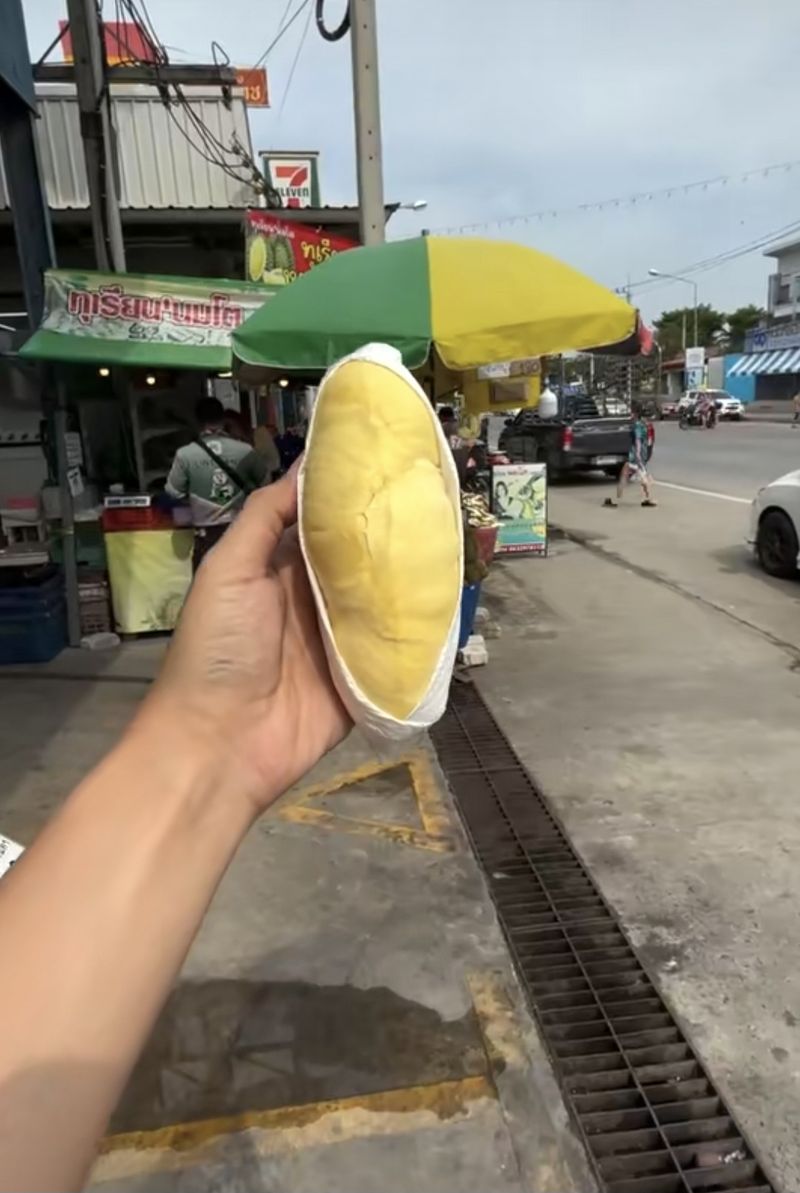 Jago Belah Duren! Penjual Seksi Ini Jadi Sorotan Warganet