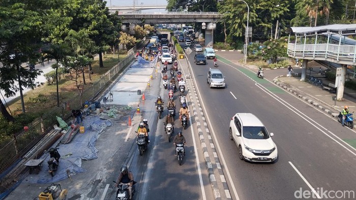 Pembatasan Lajur Underpass Cawang Halim Perburuk Kemacetan Lalu Lintas