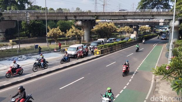 Perbaikan jalan di underpass Cawang Halim arah Jalan DI Panjaitan, Jakarta Timur, belum selesai. Lalu lintas di lokasi terpantau macet. (MI Fawdi/detikcom)