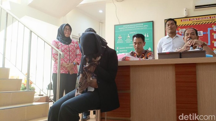 perempuan berinisial SN yang membuang bayinya di Semarang dihadirkan di Polrestabes Semarang.