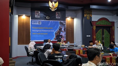 Pj Bupati Lombok Barat Ilham saat memaparkan pengaruh tingginya perkawinan anak di Kantor Bupati Lombok Barat, NTB, Rabu (29/5/2024). Foto: (Ahmad Viqi/detikBali).