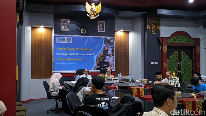 Pj Bupati Lombok Barat Ilham saat memaparkan pengaruh tingginya perkawinan anak di Kantor Bupati Lombok Barat, NTB, Rabu (29/5/2024). Foto: (Ahmad Viqi/detikBali).