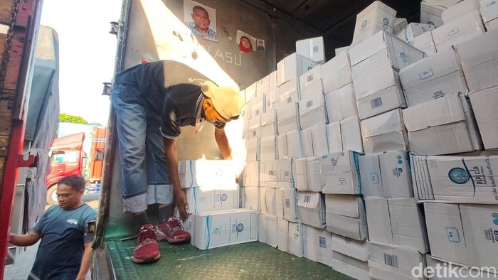 Petugas menurunkan paket air zam-zam di Asrama Haji Donohudan, Kabupaten Boyolali, Rabu (29/5/2024).