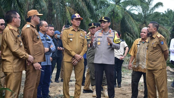 Pj Bupati OKI meninjau lokasi sengketa di Sungai Sodong, OKI.