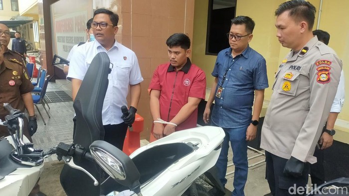 Polda Sumsel amankan 13.990 pil ekstasi dari dua kurir.
