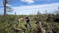 Gubernur Kentucky, Andy Beshear, melaporkan ada empat orang tewas ketika tornado melanda wilayahnya.  