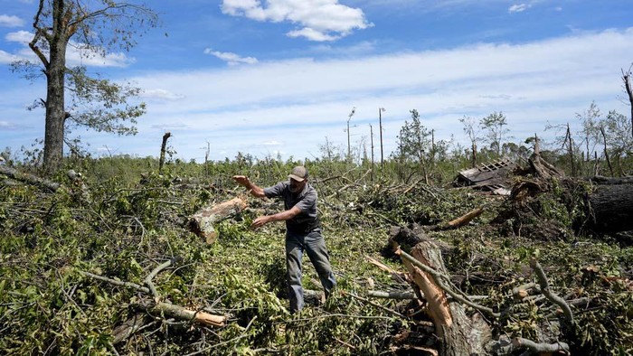 Tornado dan badai ekstrem menerjang Kentucky, Amerika Serikat. Terjangan tornado dan badai ekstrem itu membuat sejumlah rumah dan pohon ambruk.