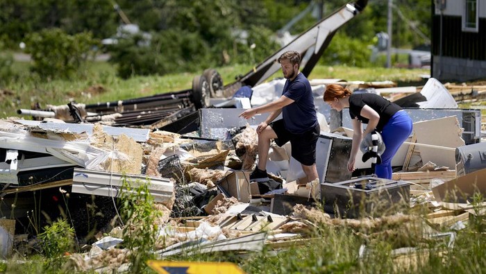 Potret Kerusakan Akibat Tornado dan Badai Ekstrem di Kentucky Tornado dan badai ekstrem menerjang Kentucky, Amerika Serikat. Terjangan tornado dan badai ekstrem itu membuat sejumlah rumah dan pohon ambruk.
