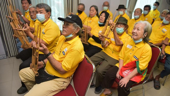 Memperingati Hari Lanjut Usia Nasional (HLUN) 2024, para lansia berkumpul bersama menggelar acara di Panti Wreda Wisma Mulia, Jakarta Barat. Begini keseruannya.