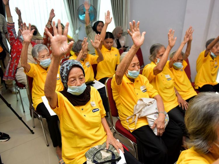 Potret Keseruan Lansia Berkumpul Bersama