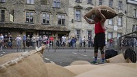 Seorang peserta berlatih sebelum Perlombaan Woolsack Tetbury tahunan di Tetbury, Gloucestershire, Inggris, Senin (27/5/2024).