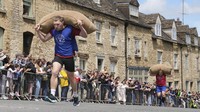 Perlombaan Woolsack tahunan berlangsung di kota wol Tetbury di Wiltshire.