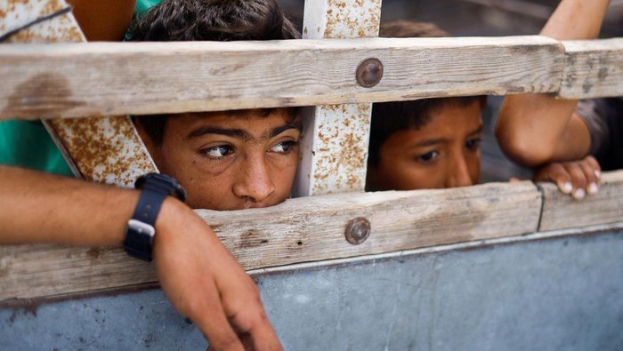 Children look into a vehicle carrying the bodies of Palestinians killed in an Israeli strike on an area designated for displaced people, during a funeral, in Rafah in the southern Gaza Strip, May 27, 2024. REUTERS/Mohammed Salem     TPX IMAGES OF THE DAY