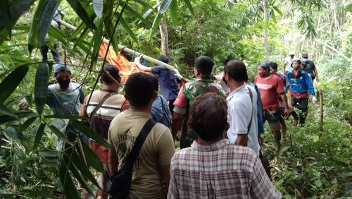Proses evakuasi jenazah lansia bernama Ni Ketut Padit yang ditemukan di bawah jurang setelah hilang selama sepekan, Rabu (29/5/2024). (Foto: Dok. Babinsa Desa Taro)