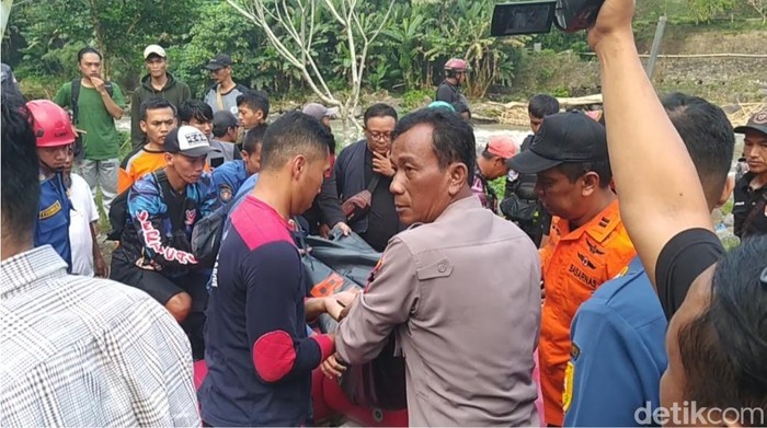 Proses evakuasi santri yang tewas tenggelam di Sungai Elo, Magelang, Rabu (29/5/2024).