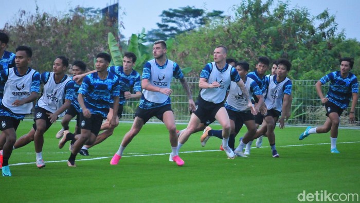 Para pemain PSIS Semarang melakukan latihan jelang turnamen internasional di Jakarta, Rabu (29/5/2024).
