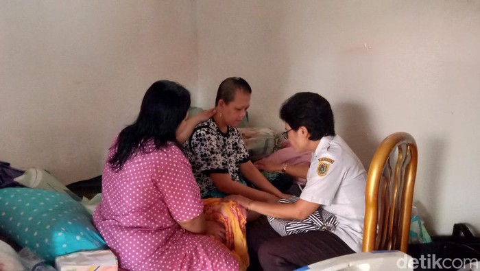 Puput ditemui koleganya setelah pulang ke kampung halaman di Tegal Blateran, Klaten.