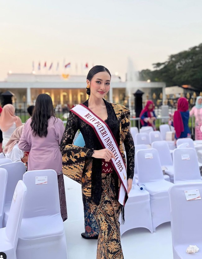 Berparas cantik nan ayu, pesona Puteri Modiyanti kerap bikin terpana. Melalui akun Instagramnya Puteri kerap membagikan foto-foto dan kegiatannya kepada lebih dari 43,7 ribu pengikutnya. Foto: Instagram/@putmod