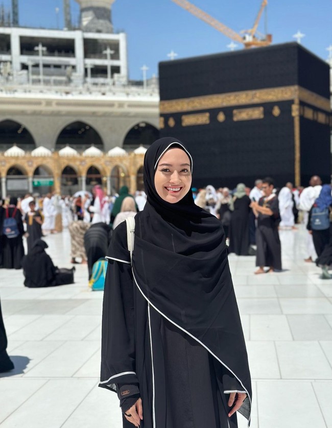 Penampilan Puteri dengan ataupun tanpa makeup juga selalu terlihat cantik. Seperti momen saat dirinya tampil tanpa makeup ketika berada di tanah suci. Foto: Instagram/@putmod