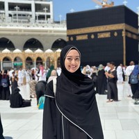 Penampilan Puteri dengan ataupun tanpa makeup juga selalu terlihat cantik. Seperti momen saat dirinya tampil tanpa makeup ketika berada di tanah suci. Foto: Instagram/@putmod